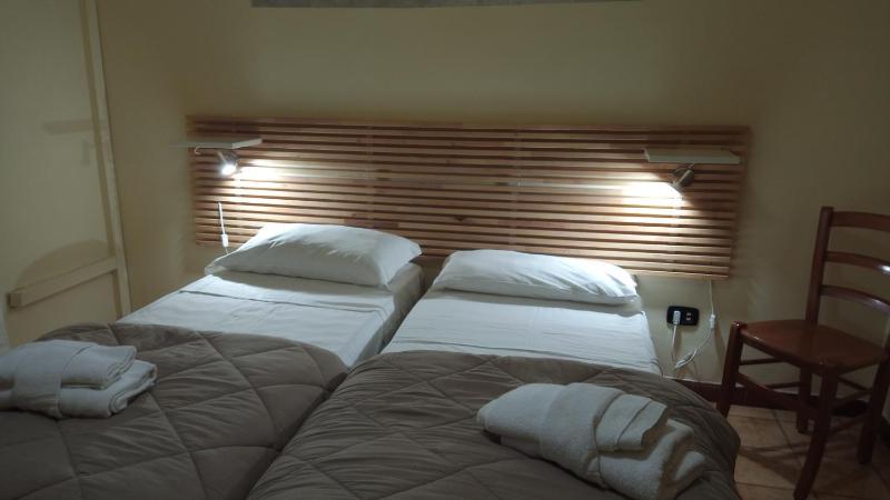Double/Twin Room image 4