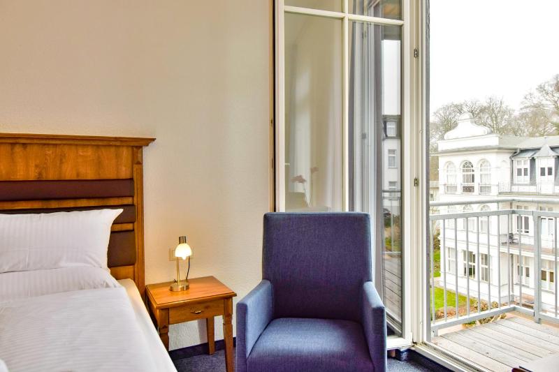 Double Room with Balcony image 4