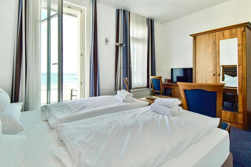 Double Room with Balcony and Sea View image 1