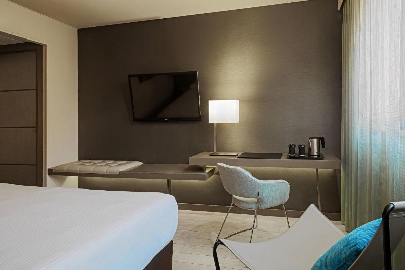 Classic King Room with City View image 3