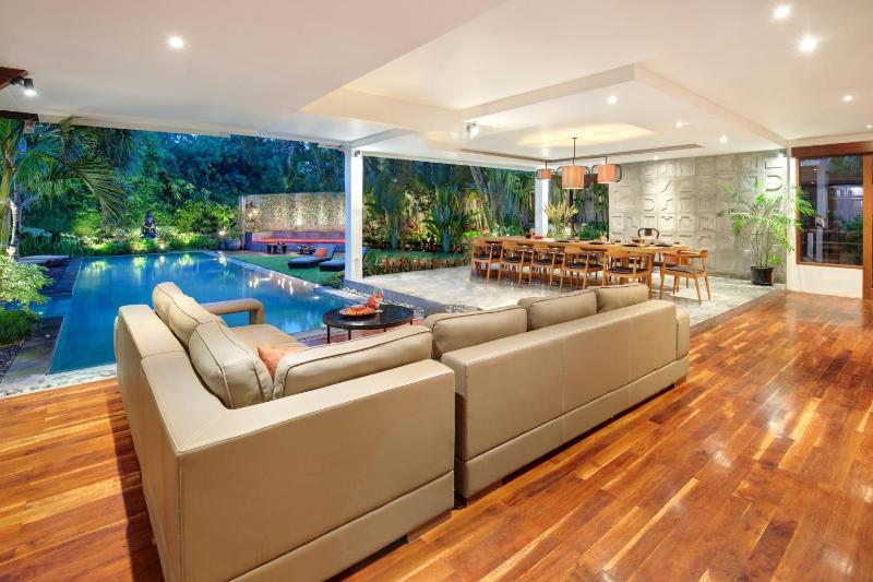 You think you know Canggu - Think again! Stunning LARGE LUXXE 7bed Villa - image 14