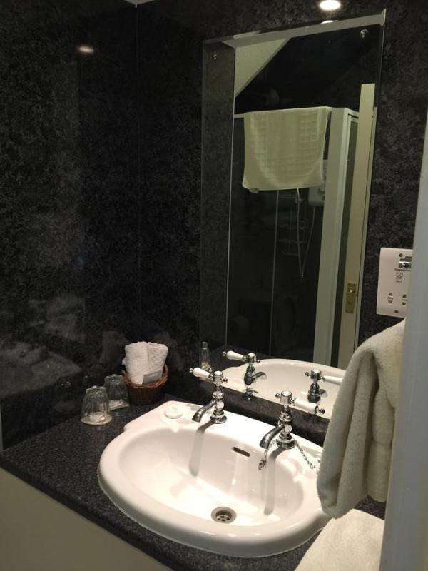 Twin Room with Bathroom image 2