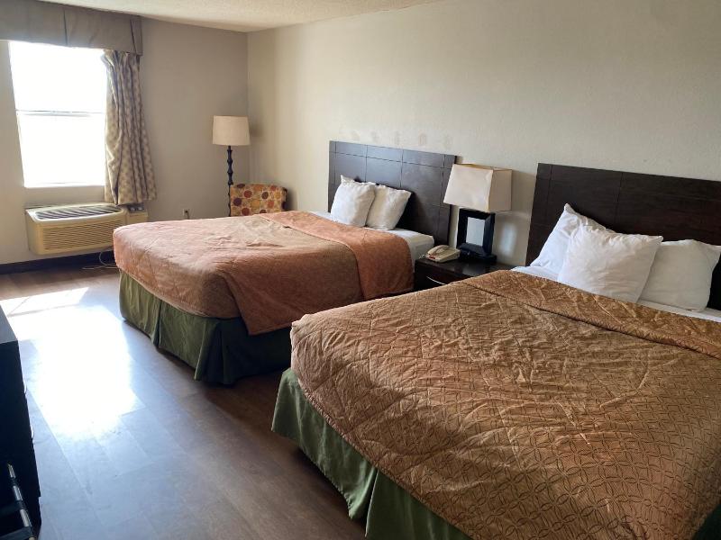 Queen Room with Two Queen Beds - Smoking image 4