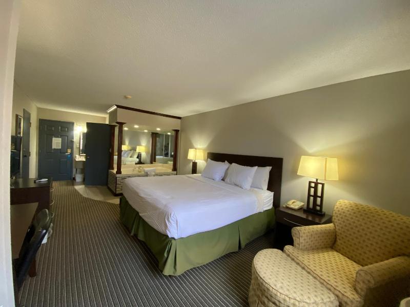 Deluxe King Room - Non-Smoking image 3