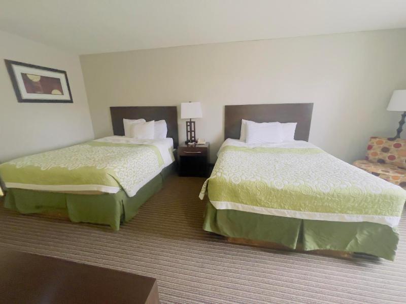 Queen Room with Two Queen Beds - Non-Smoking image 4
