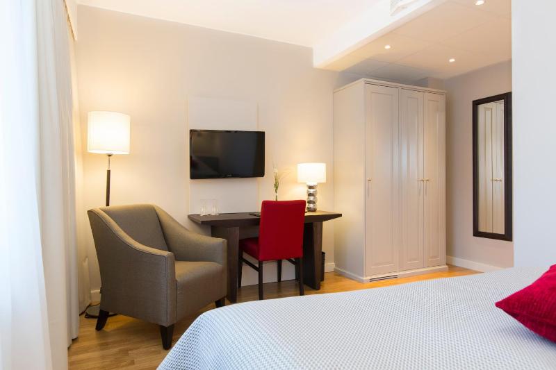 Small Double Room image 2