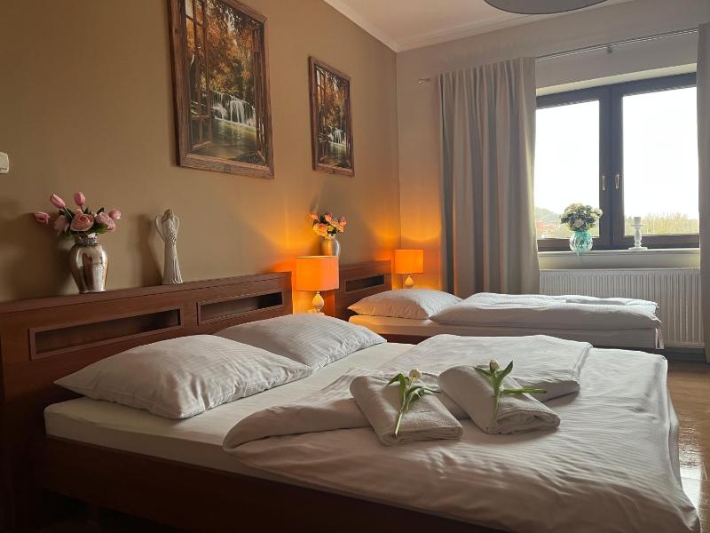 Large Double or Twin Room image 2