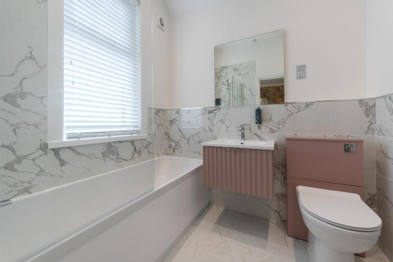 Superior Superking Room with Bath and Shower image 3
