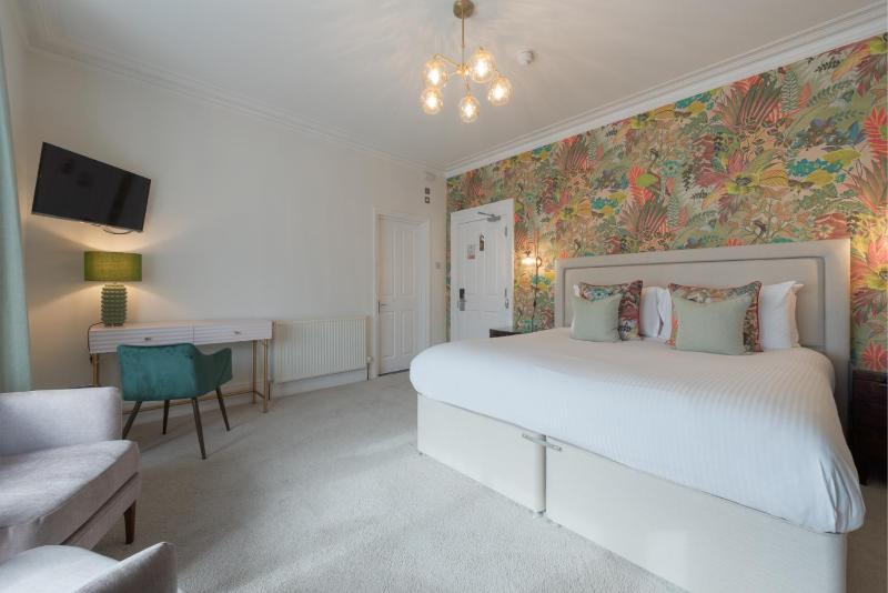 Superior Superking Room with Bath and Shower image 2