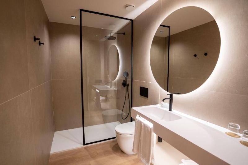 Double or Twin Room with Sea View image 2