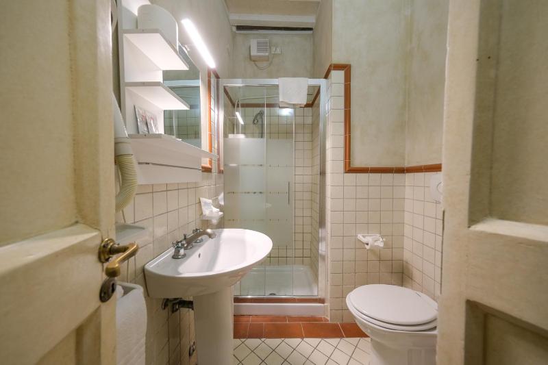 Standard Double Room image 3