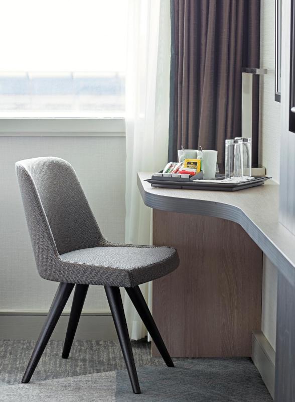 King Room with Runway View image 2