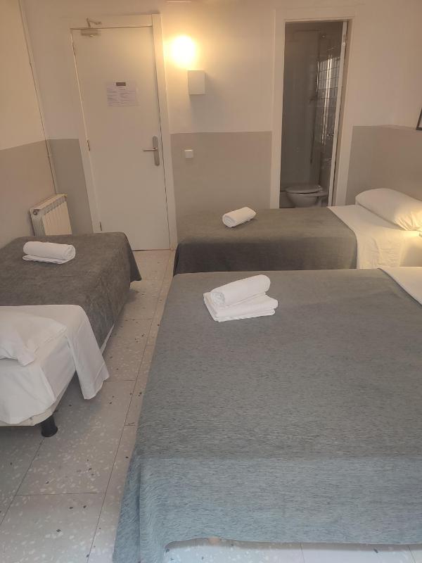 Economy Quadruple Room image 4
