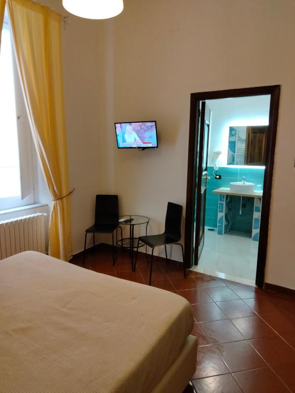 Double Room image 4