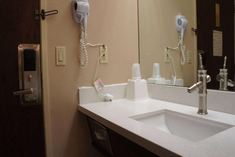 Queen Room - Non-Smoking image 2