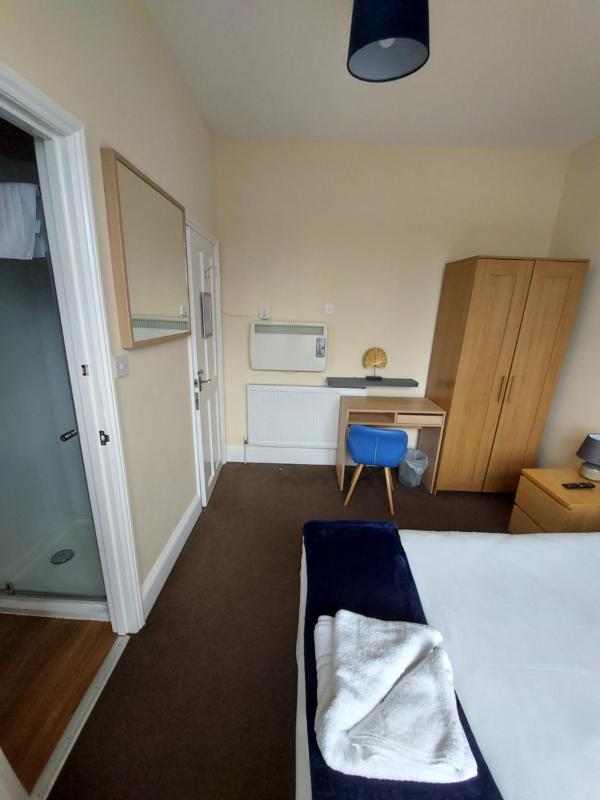 Double Room with Private Bathroom image 2