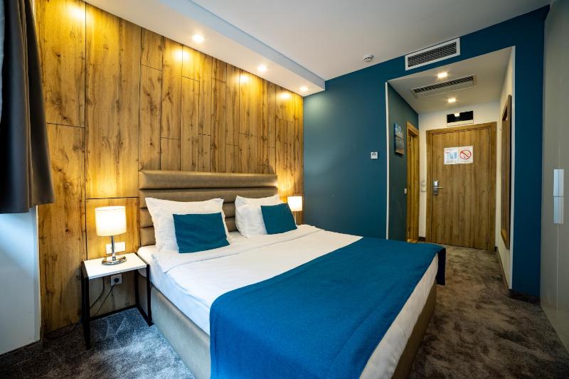 Deluxe Double or Twin Room image 3
