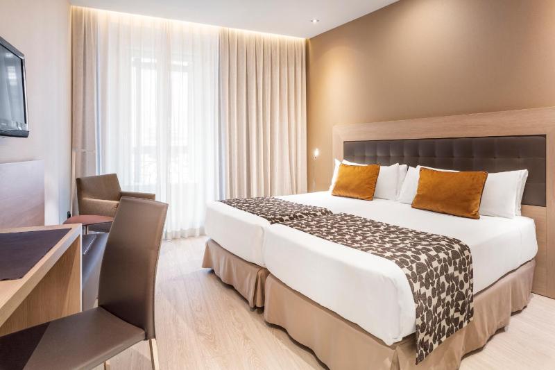 Double or Twin Room with City View image 4