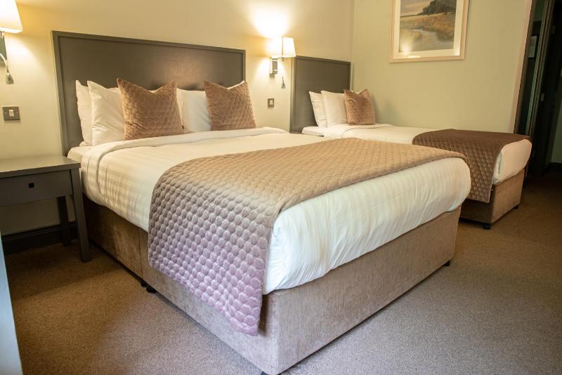 Twin Room image 3