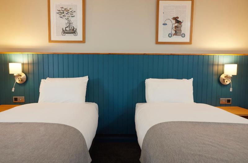 Standard Twin Room image 3