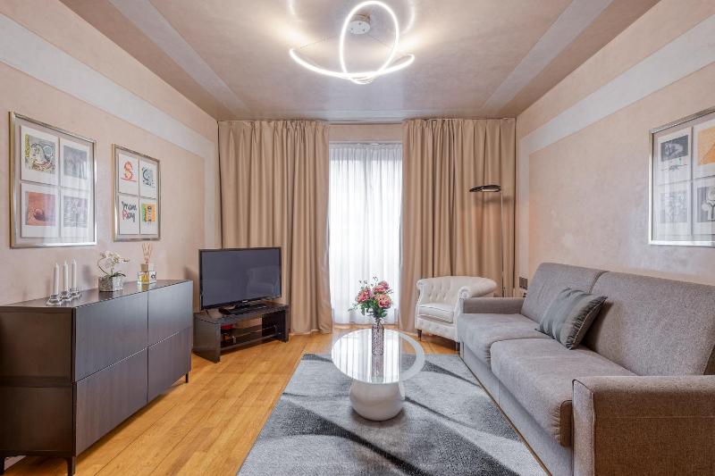 One-Bedroom Apartment - Via Romagnosi 4 image 1