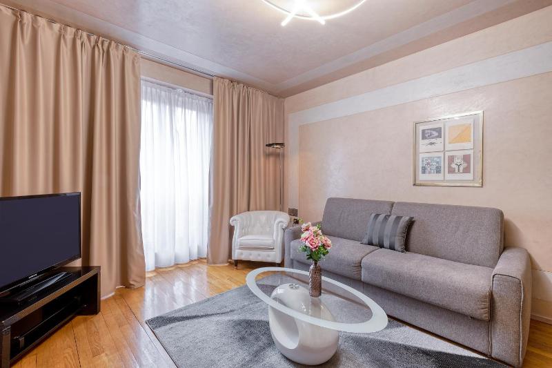 One-Bedroom Apartment (5 Adults) - Via Romagnosi 4 image 3
