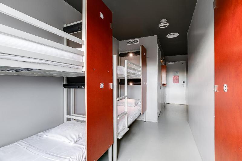 Bed in 6-bed en-suite dorm image 4