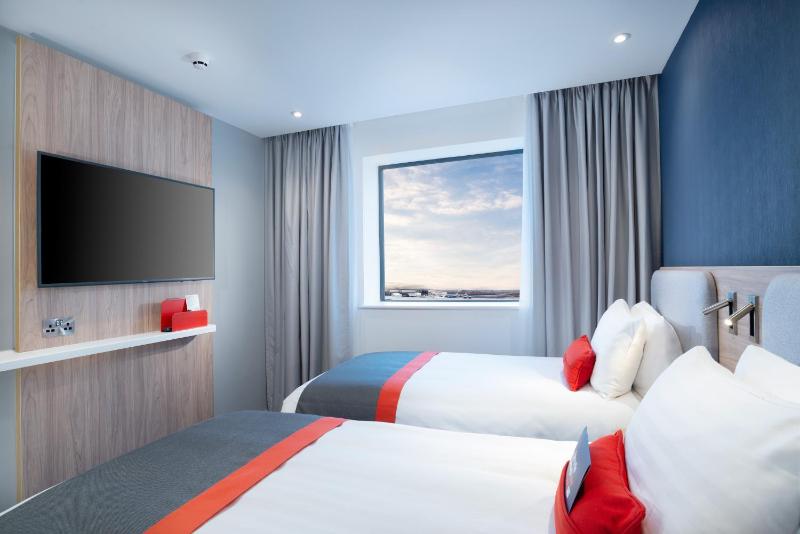 Standard Twin Room with Free Hot Breakfast image 1