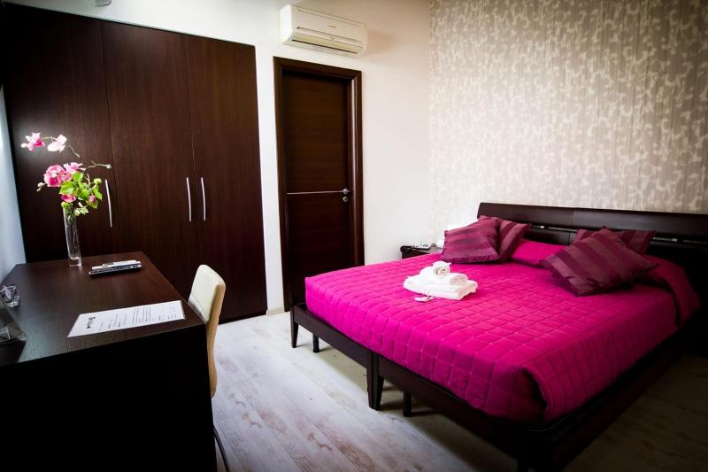 Internal twin room image 1