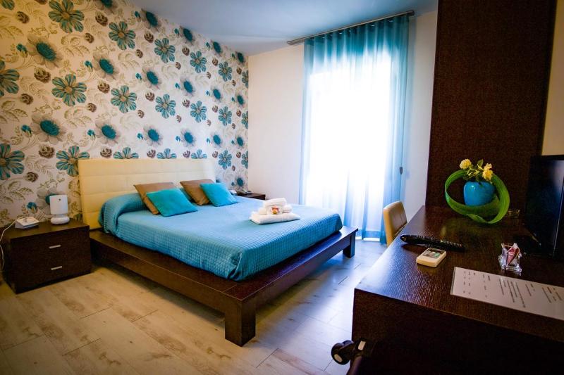 Deluxe Double Room with Balcony image 3