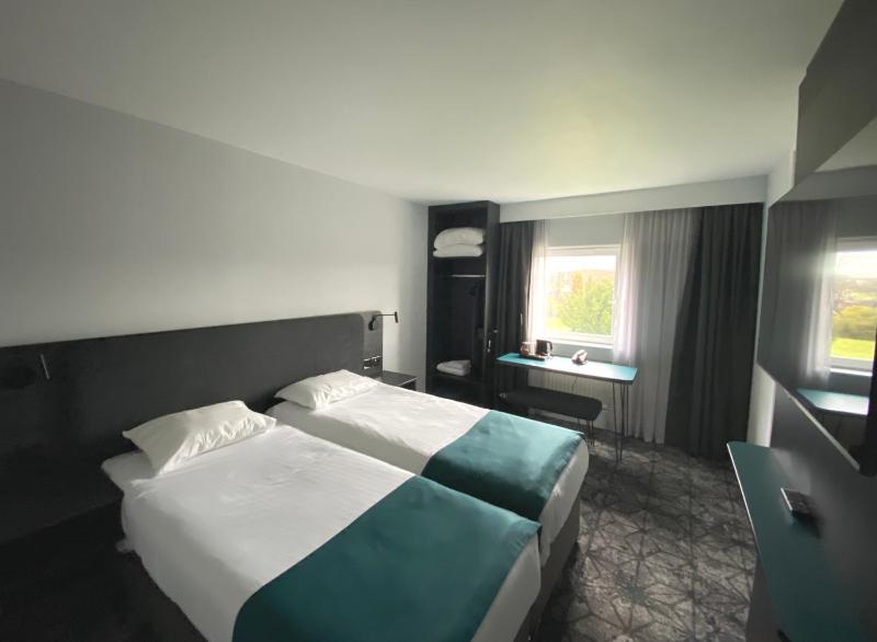 Superior Twin Room image 3
