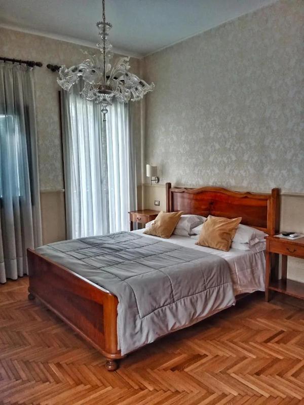 Deluxe Suite with Spa Bath image 1