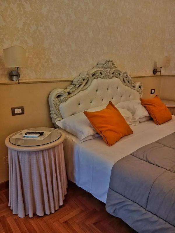 Deluxe Double Room with Balcony image 1