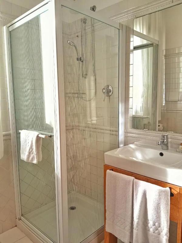 Deluxe Double Room with Balcony image 4