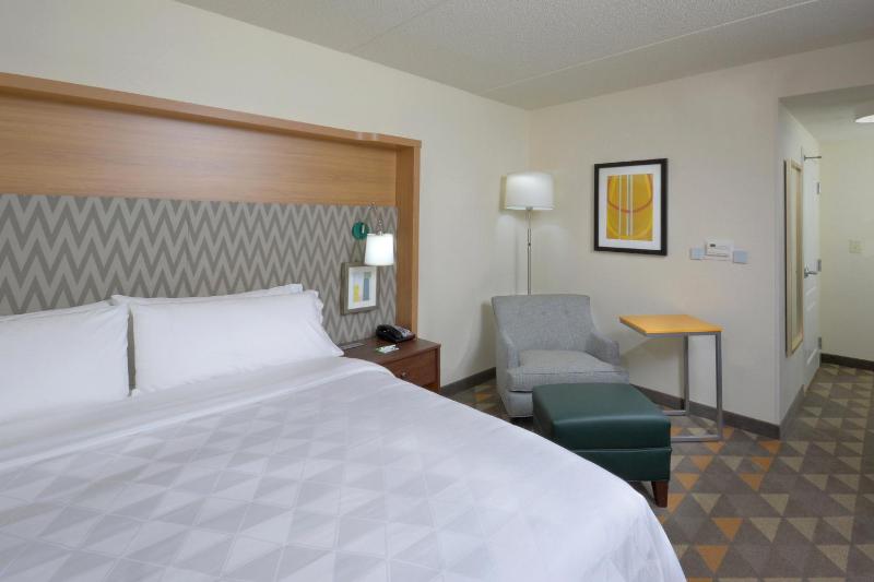 Standard King Room image 4
