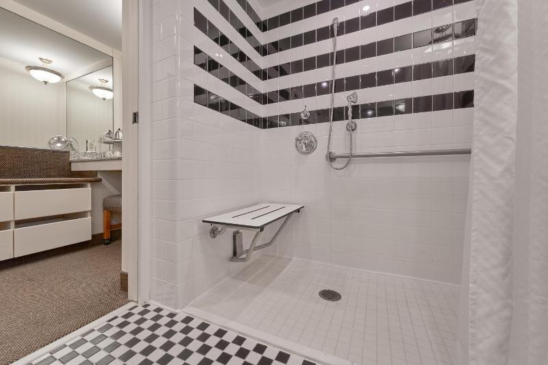 Queen Room - Disability Access image 4
