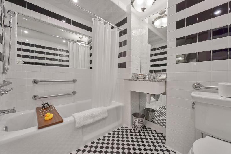 Queen Room - Disability Access image 3