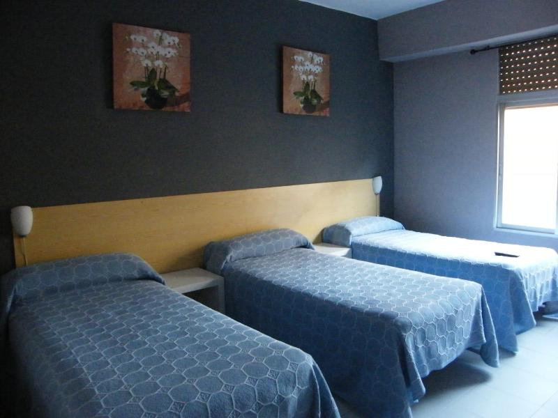 Triple Room with Shared Bathroom image 3