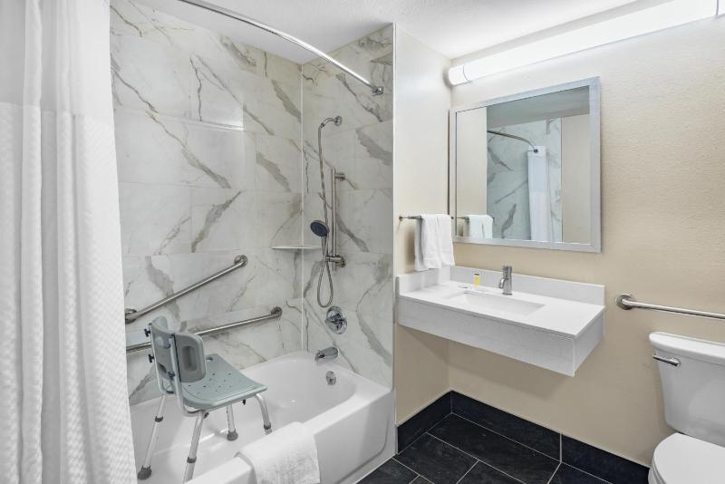 King Room with Bath Tub - Mobility Accessible/Non-Smoking image 2