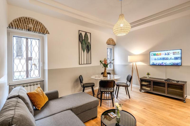 Two-Bedroom Apartment - Separate Building, Address: Via della Lungaretta n.22/B image 1