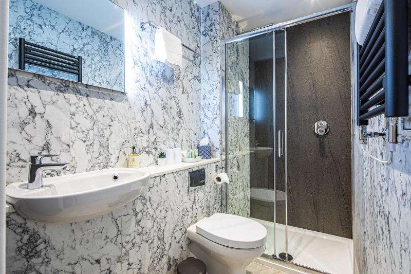 Fountains Guest House - Harrogate Stays with FREE PARKING - image 14