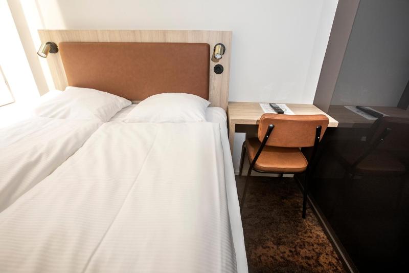 Small double room (140cm bed) image 3
