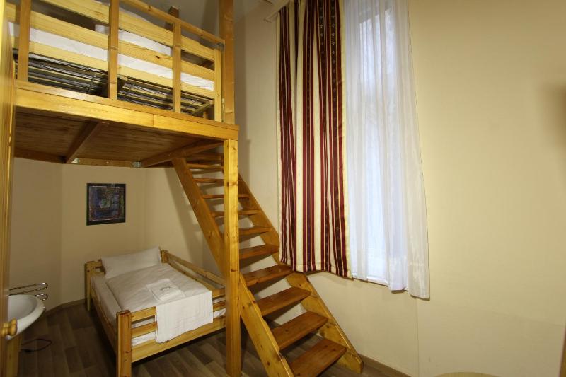 Economy Double Room with Shared Bathroom image 3