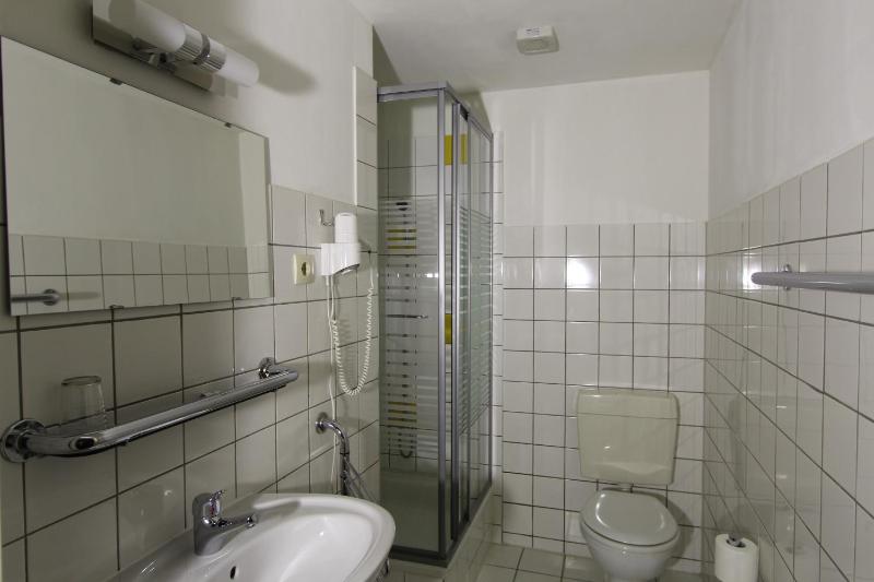 Economy Double Room with Shared Bathroom image 2