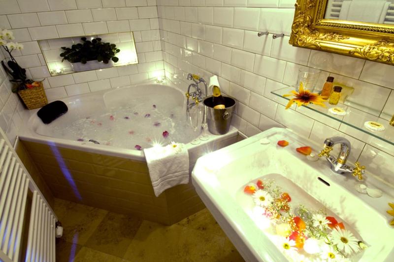 Two-Bedroom King Suite image 3