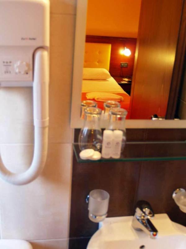 Twin Room image 2
