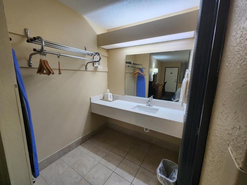King Room - Non-Smoking image 3