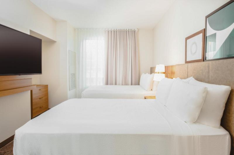 Two-Bedroom Suite with One King and Two Queen Beds - Non-Smoking image 2