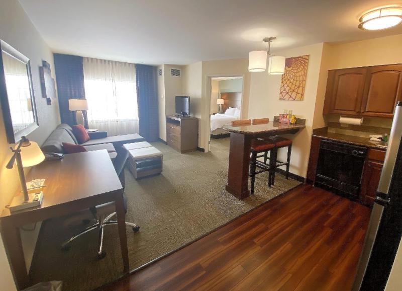 One-Bedroom King Suite image 3