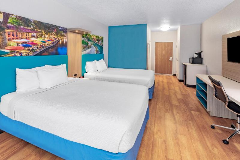 Queen Room with Two Queen Beds - Non-Smoking image 3